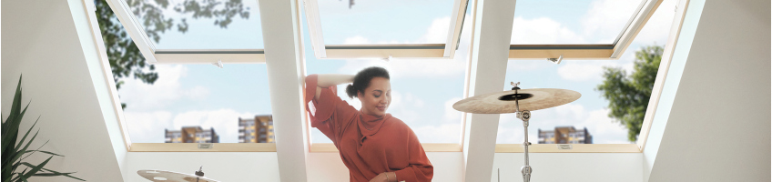 Fenêtre projection-rotation en bois et alu RAL7016 – FAKRO